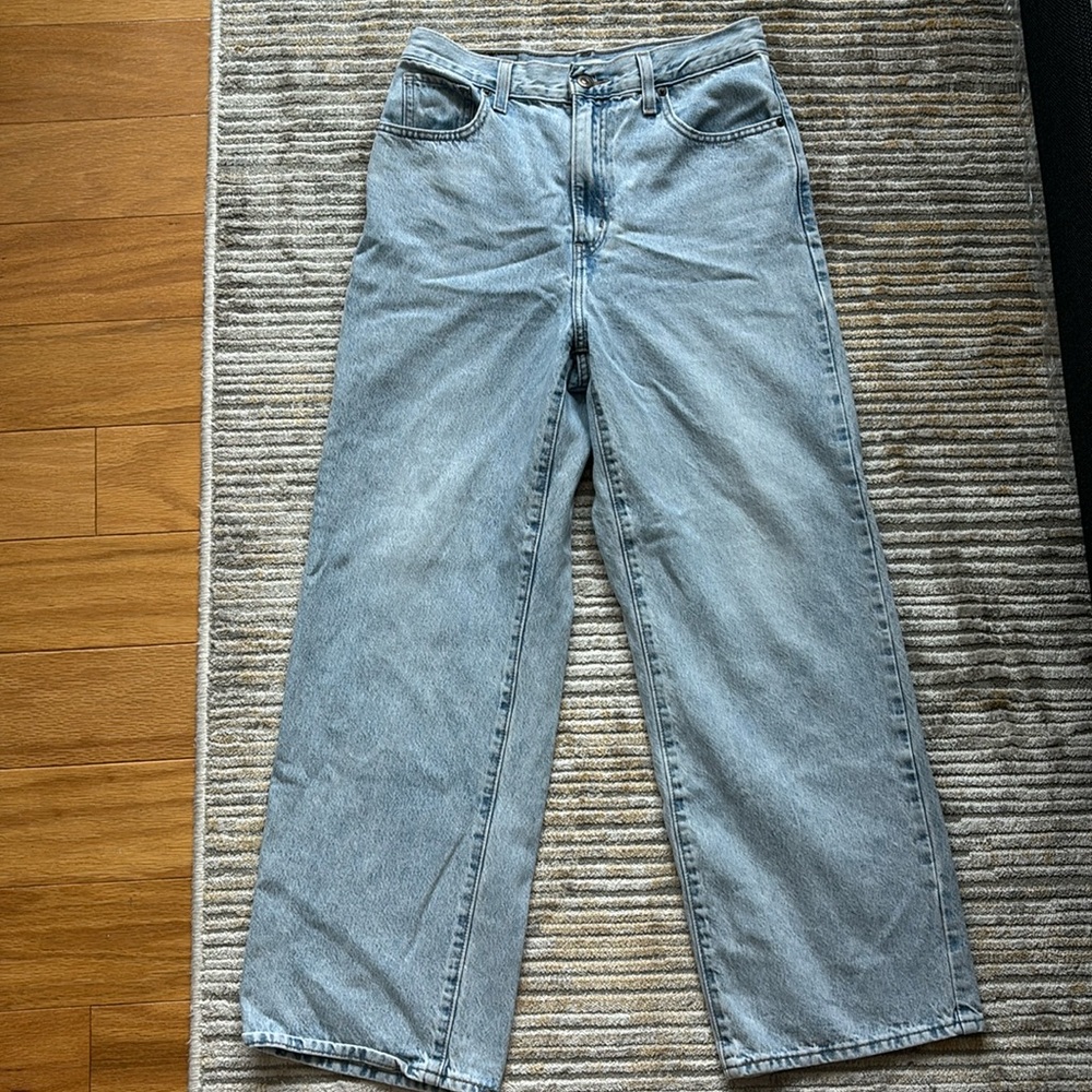 Light wash denim jeans. Levi, size 28.